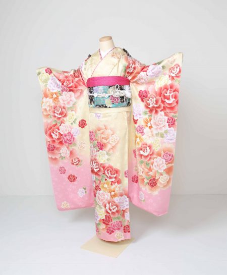 優しい黄色地にパステルカラーのお花が可愛いお振袖