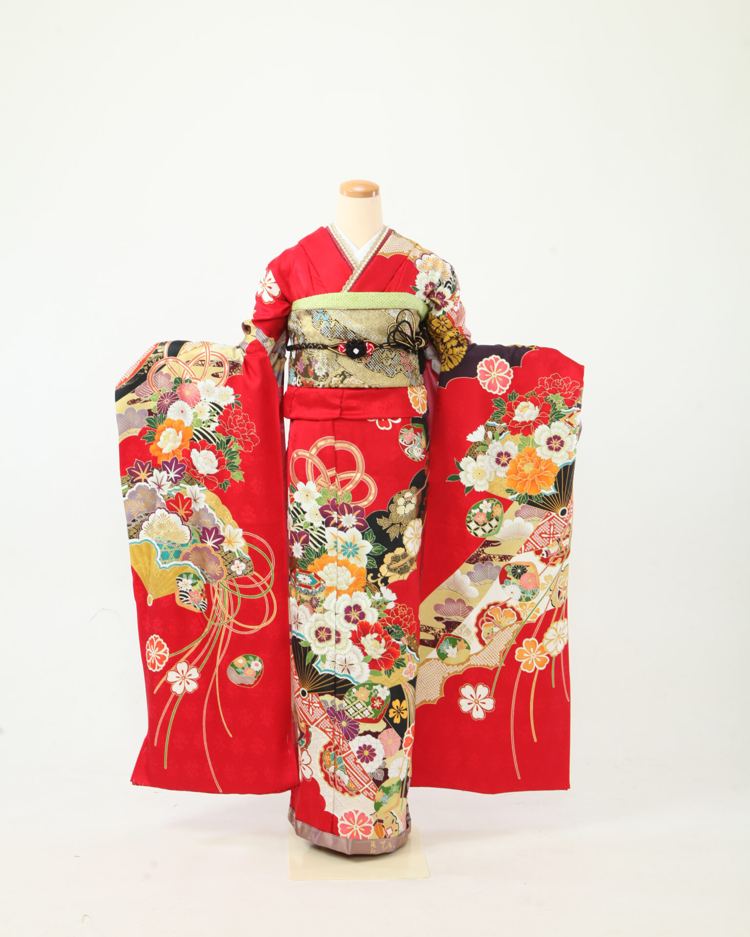 は*な様 (あ789)赤黒白 鋭い向い鶴 アンティーク振袖㊗️金駒刺繍 セール＞仕立付 総絞り 古典柄 正絹総絞り振袖 単品 刺繍入り f